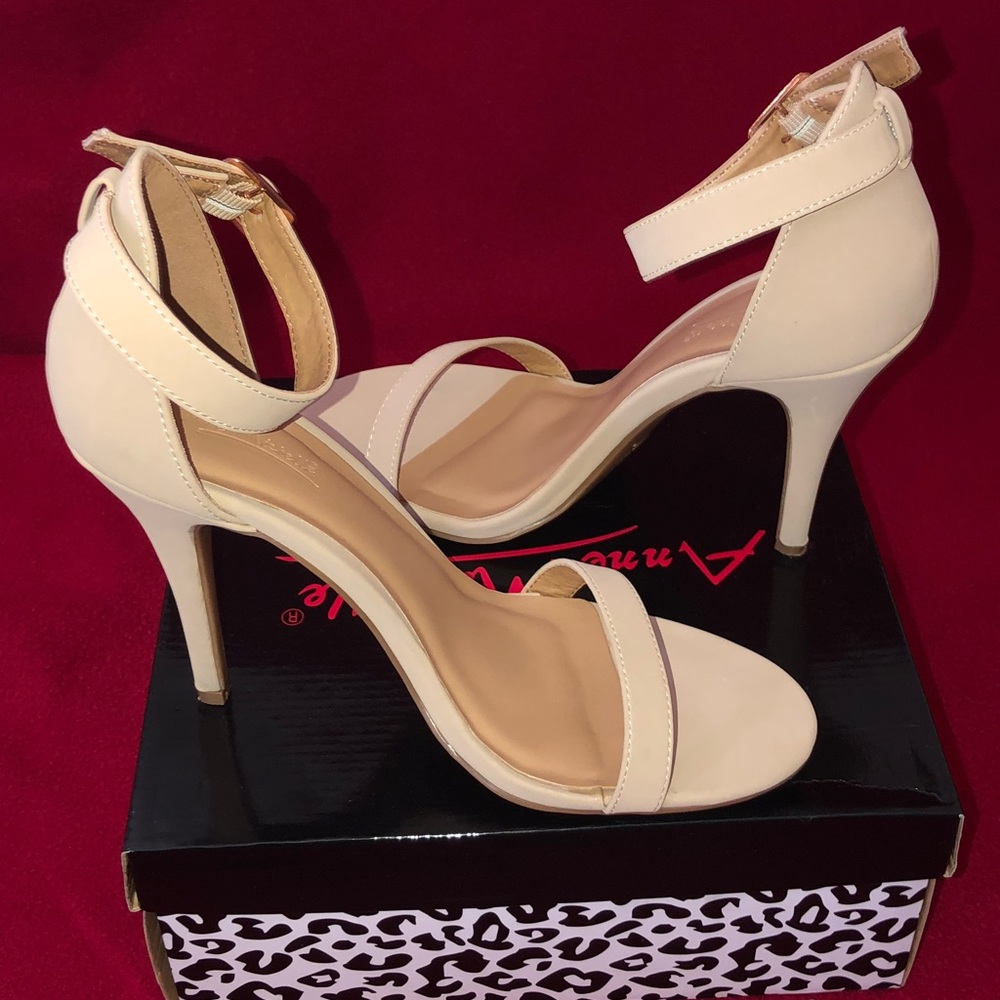 Anne Michelle Nude heels